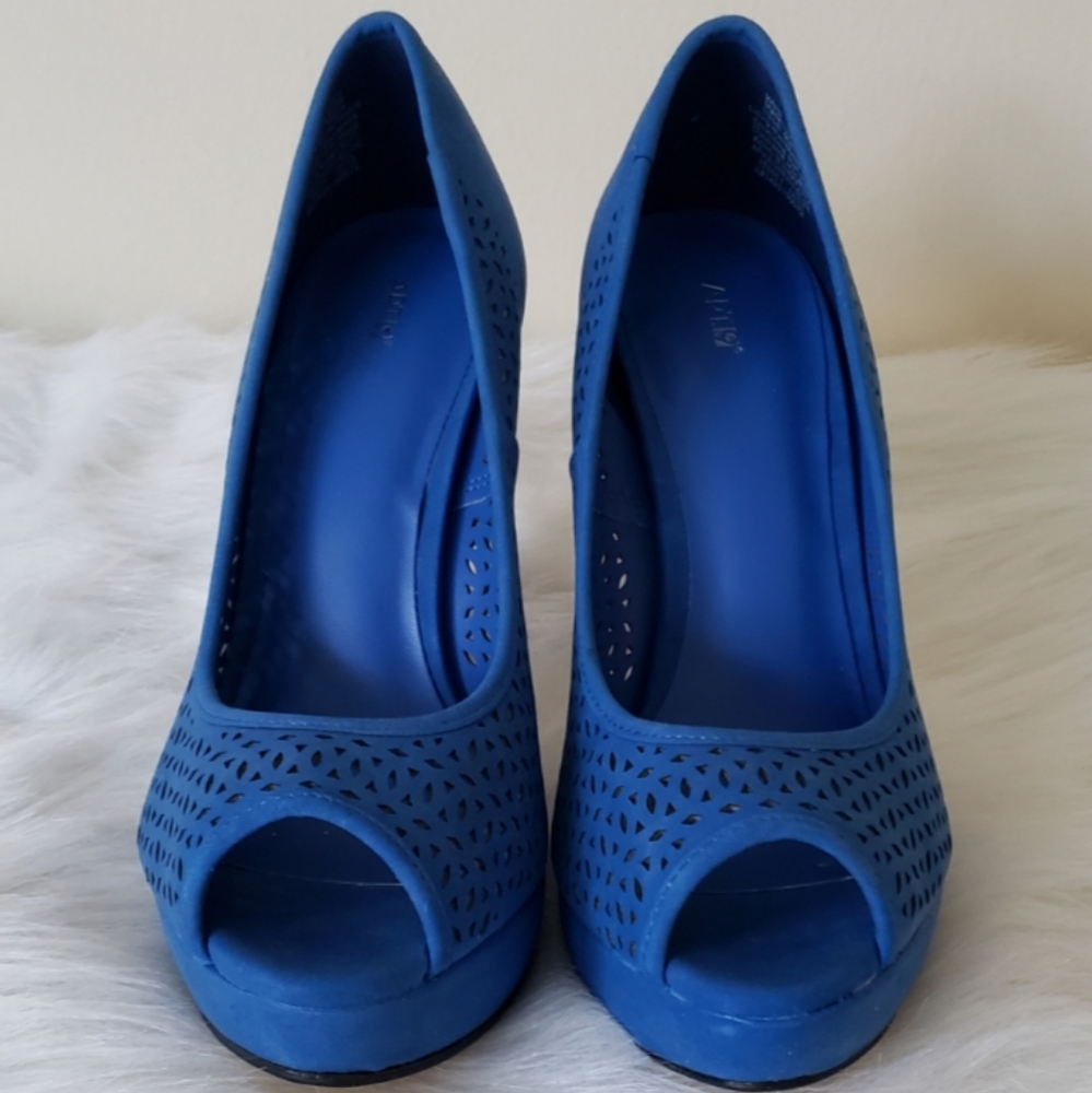 NWOT - Apt.9 Blue High Heels Size 7